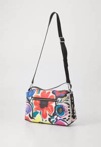 Borsa a tracolla con stampa floreale, dotata di una tracolla nera regolabile, con una tasca frontale con zip e colori vivaci su sfondo bianco.