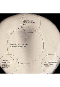 Gros plan sur un tampon applicateur cosmétique circulaire avec un texte mettant en avant un voile léger, une sensation de lifting instantané, une superposition sans couture sous le maquillage et une finition à absorption rapide.