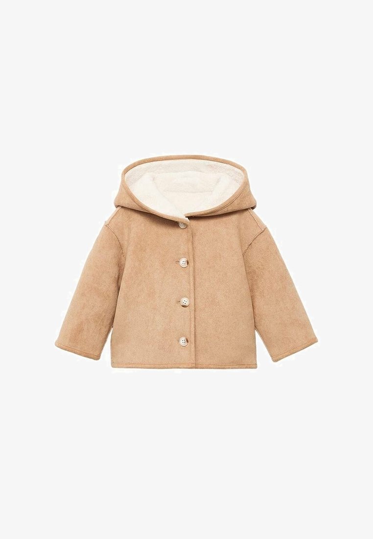 Veste beige à capuche avec quatre boutons sur le devant et une doublure polaire blanche douce, conçue pour la chaleur et le confort.