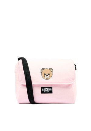 Jasnoróżowa torba na ramię z grafiką twarzy niedźwiedzia na klapie i czarną etykietą "Moschino Baby" z przodu.