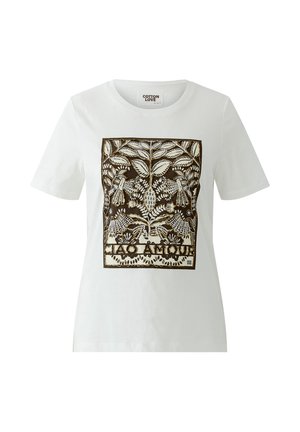 Witte T-shirt met korte mouwen en een botanische print in bruin en beige met bladeren, vogels en de woorden "Ciao Amour" aan de voorkant.