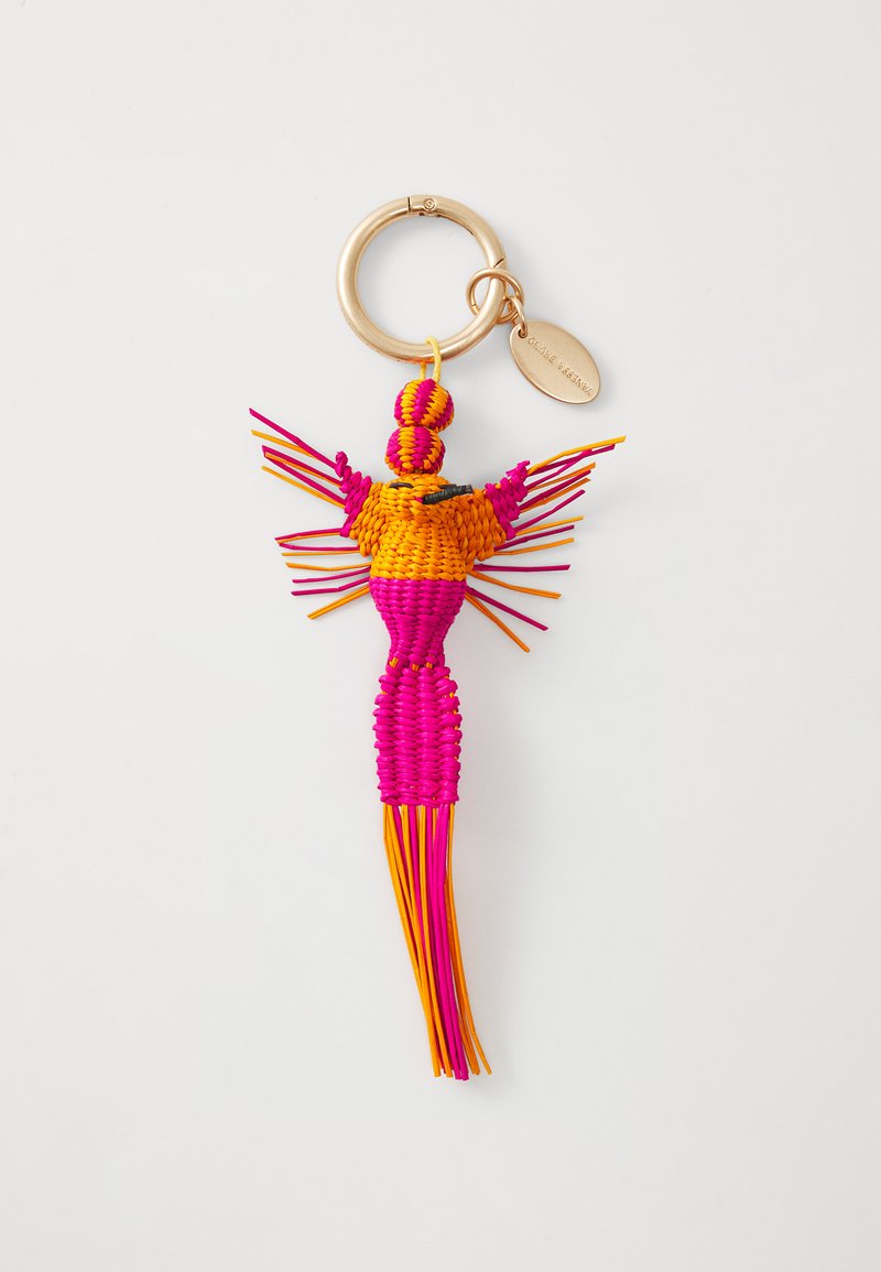 Portachiavi intrecciato colorato in rosa e arancione, a forma di figura con ali, dotato di un anello in metallo dorato e di un'etichetta attaccata. Finitura texturizzata.