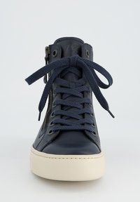 Baskets montantes en cuir bleu marine avec bout rond, lacets texturés et fermeture éclair sur le côté, dotées d'une semelle blanche en caoutchouc et de détails de couture minimalistes.