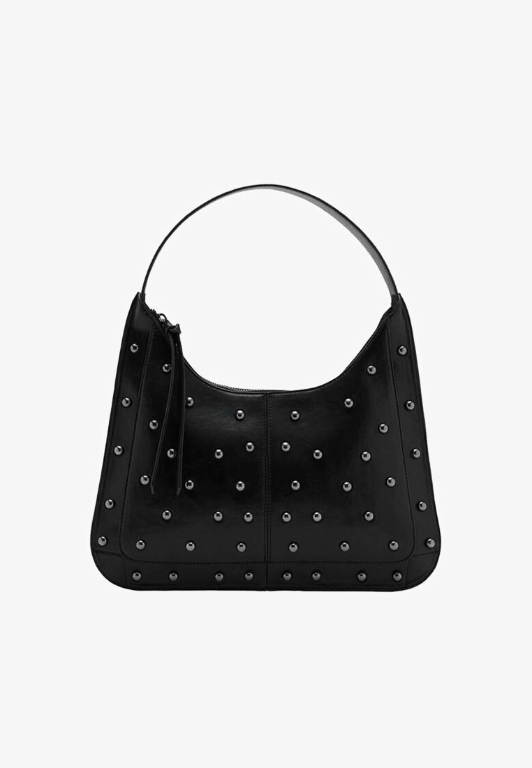 Crna kožna torba s zakrivljenom ručkom, koja sadrži metalne zakovice ravnomjerno raspoređene po površini i patentni zatvarač na vrhu.