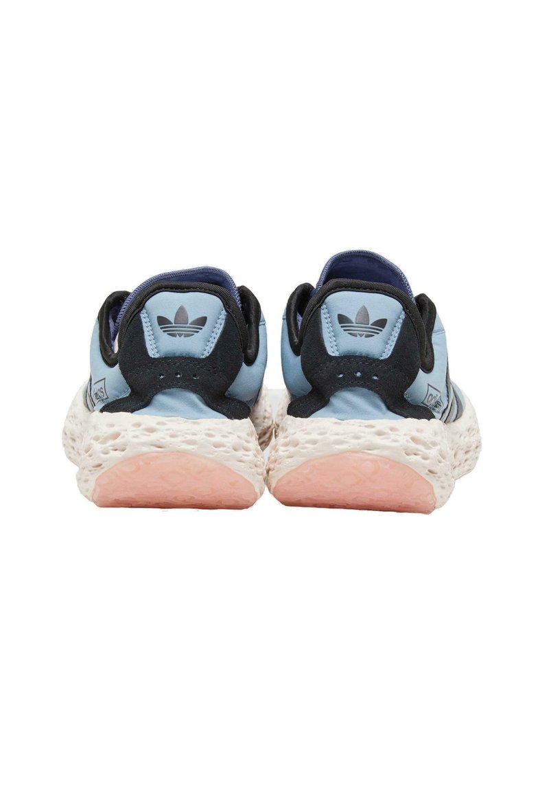 Blauwe en zwarte sport sneakers met een gemêleerde witte tussenzool en roze buitenzool, voorzien van een logodetail op de hiel en een gewatteerde kraag.