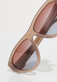 Guess Napszemüvegek - shiny beige/gradient brown