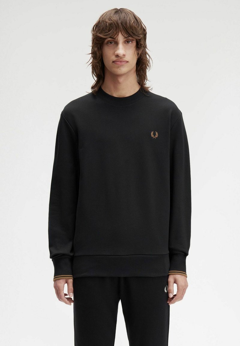 Zwarte sweatshirt gemaakt van een katoenmix, voorzien van een geribde ronde hals, lange mouwen en een klein gouden logo op de borst met gestreepte manchetten.
