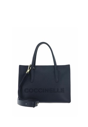 Sac à main en cuir noir avec deux poignées et bandoulière amovible, avec logo COCCINELLE embossé sur le devant.