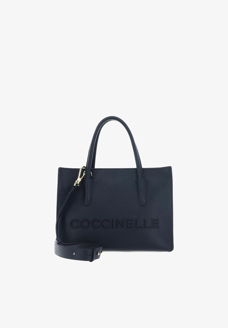 Sac à main en cuir noir avec deux poignées et bandoulière amovible, avec logo COCCINELLE embossé sur le devant.