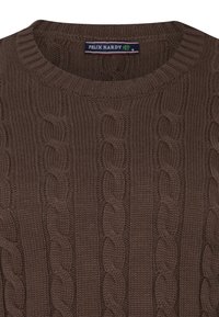 Brązowy sweter z dzianiny z wzorem w warkocze oraz ściągaczem przy okrągłym dekolcie. Metka z napisem "FELIX HARDY" z oznaczeniem rozmiaru.