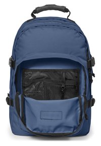 Niebieski plecak z tkaniny z górnym uchwytem, dużą komorą główną, przednią kieszenią z siateczkowymi i materiałowymi organizerami oraz regulowanymi paskami bocznymi.