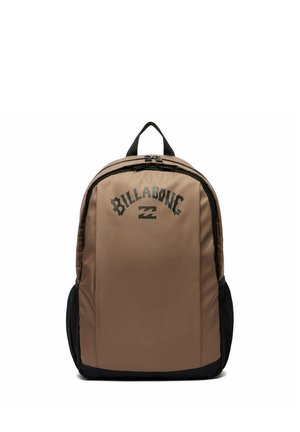 Brun Billabong rygsæk med sort logo foran, sorte lynlåse, sidelommer i net og top håndtag.