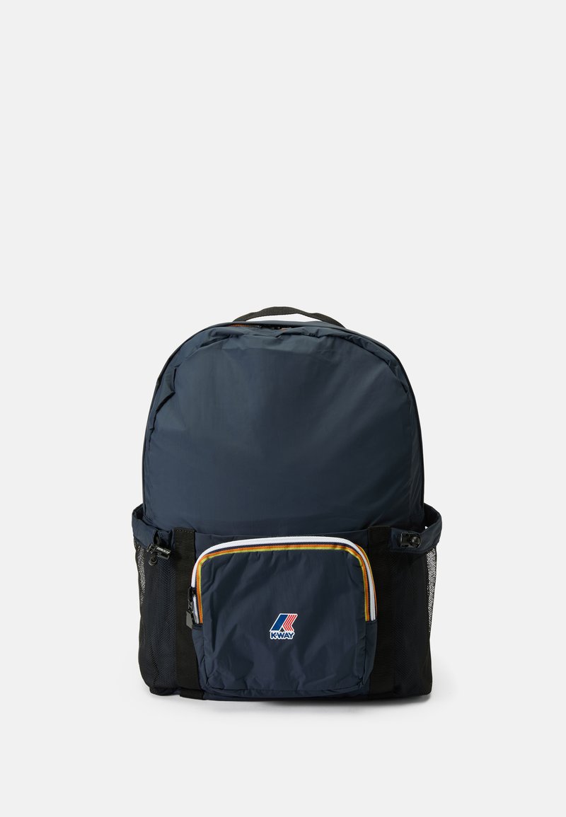 Sac à dos marine avec un dessus arrondi, doté d'une poche zippée à l'avant avec un passepoil multicolore et de poches latérales en mesh pour un espace de rangement supplémentaire.