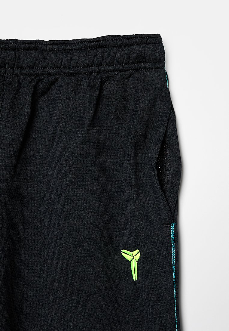 Pantaloni sportivi neri realizzati in un tessuto con texture, con vita elastica, tasche laterali e dettagli del logo verde sul lato destro e sulle cuciture laterali.