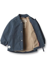 Blauwe jas met een gestructureerde beige fleece voering, geribde kraag, drukknoopsluiting en een klein logo patch aan de voorkant.