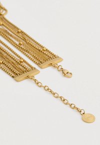 Χρυσή πολλαπλή αλυσίδα βραχιόλι με κούμπωμα γαρίδας και ρυθμιζόμενη αλυσίδα που καταλήγει σε στρογγυλό χαραγμένο charm.