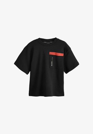 Sort bomuld T-shirt med en firkantet pasform, korte ærmer og en frontlomme med rødt accent. Lommen har et lille trykt logo.