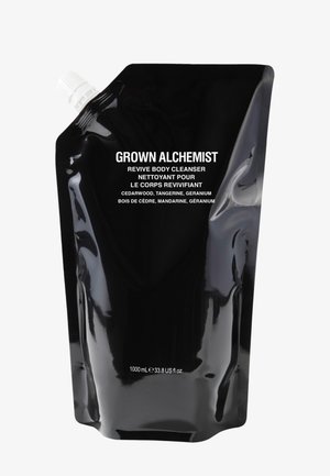 Schwarze flexible Beuteltasche für den Grown Alchemist Revive Body Cleanser. Mit weißem Text und einer Ausgießdüse. Fassungsvermögen 1000 ml.