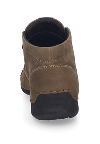 Bottine en daim marron avec une forme profilée, des accents de couture visibles et une semelle en caoutchouc noir. Comprend un intérieur rembourré et doublé en tissu.