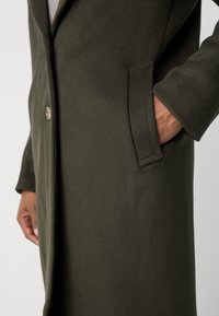 Heathe AKINWALE COAT - Κλασικό παλτό - green