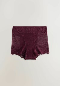 Bordowa koronkowa bielizna damska typu boyshort z kwiatowymi wzorami i falbaniastymi brzegami, ułożona płasko na jasnym tle.