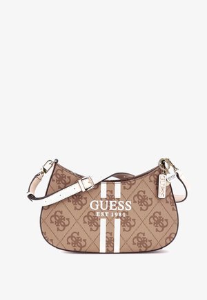 Sac à main marron à motifs en matériau synthétique avec des rayures blanches et un logo. Possède une forme incurvée et une bandoulière réglable.