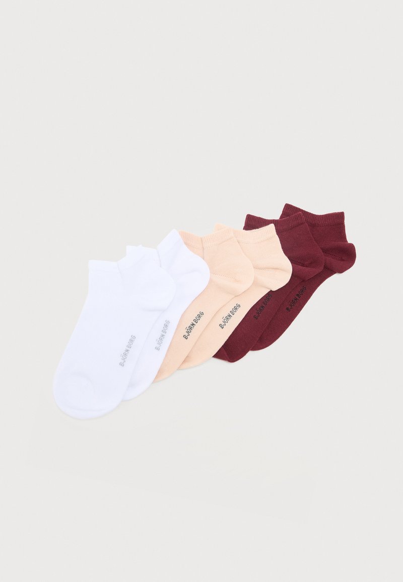 Six paires de chaussettes basses blanches, beiges et bordeaux, alignées en rang sur un fond gris clair.