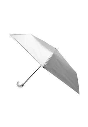 Kompaktowy srebrny parasol z zakrzywioną rączką jest w pełni otwarty, pokazując elegancki, gładki daszek i metalowy trzpień na białym tle.