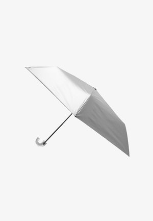 Kompaktowy srebrny parasol z zakrzywioną rączką jest w pełni otwarty, pokazując elegancki, gładki daszek i metalowy trzpień na białym tle.
