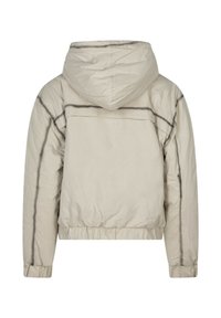 Giacca imbottita beige con cappuccio, caratterizzata da cuciture orizzontali scure, polsini elasticizzati e orlo inferiore stretto; texture liscia e morbida.