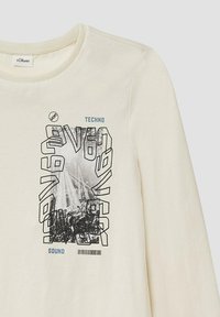 Cremfarbendes Langarm-T-Shirt aus Baumwolle mit einem grafischen Druck in Schwarz und Blau, auf dem die Wörter "TECHNO" und "SOUND" angezeigt werden, sowie einer Konzertszene.