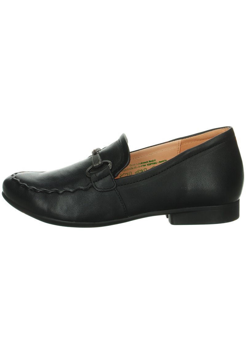 Mocasín de cuero negro con costuras decorativas y un detalle metálico. Presenta un tacón bajo y redondeado y una textura suave.