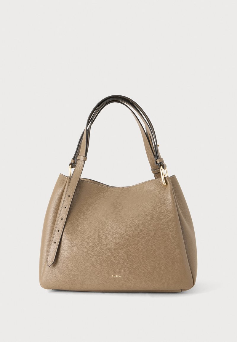 Sac à main en cuir beige avec surface texturée, double poignée noire et beige, bandoulière réglable et petit logo de marque doré sur le devant.