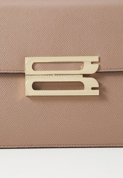 Victoria Beckham THE DORIAN - Håndtasker - dove