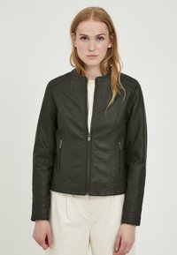 Giacca in pelle verde scuro con colletto rialzato, cerniera frontale e tasche laterali. Presenta dettagli cuciti sulle spalle e sui polsini.