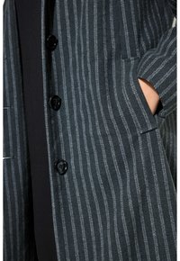 Donkergrijs gestreepte jas met een geweven afwerking, voorzien van zwarte knopen, een voorzak en een elegante, op maat gemaakte uitstraling.