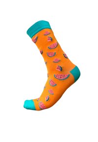 Calcetín naranja con puño azul verdoso, con un patrón de rodajas de sandía rosa y semillas negras, hecho de una tela suave y elástica.