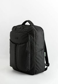 Mochila negra con un tejido texturizado, que cuenta con múltiples compartimentos con cremallera, correas de hombro acolchadas y un asa en la parte superior para llevar.