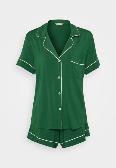 Conjunto de pijama verde de manga curta, com acabamento em branco, bolso no peito, fecho de botão e calções combinando, feito de tecido suave.