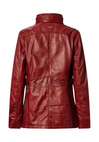Rote Lederjacke mit hohem Kragen, tailliertem Schnitt und glatter Textur. Verfügt über horizontale Nähte und ein Markenetikett auf der Rückseite.