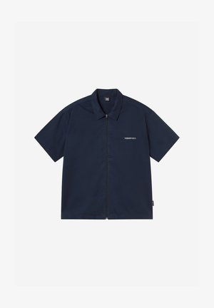 Μπλε σκούρο μπλουζάκι με κοντό μανίκι, γιακά και φερμουάρ μπροστά, με μικρό λευκό κείμενο "MORNING CALLS" στο αριστερό στήθος.