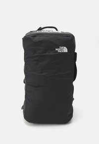 Musta reppu, joka on valmistettu kestävästä kankaasta ja jossa on yläkahva ja olkahihnat. The North Face -logo on näkyvästi esillä hopeisena.