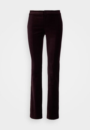Sügavburgundia värvi sametist sirged püksid, millel on sile tekstuur ja klassikaline vöökoha disain ilma nähtavate sulgudeta.