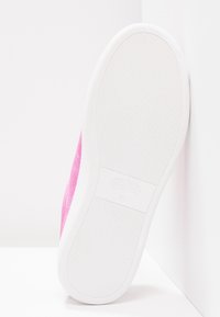 Baskets en daim rose avec une semelle en caoutchouc blanche, présentant une surface texturée et un design cousu. La taille 37 est embossée sur la semelle.