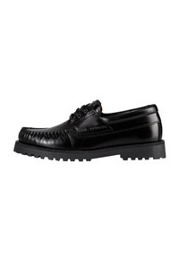 Scarpa in pelle nera con design moccasin, tomaia testurizzata, punta rotonda e suola in gomma spessa con battistrada decorato per una buona aderenza.
