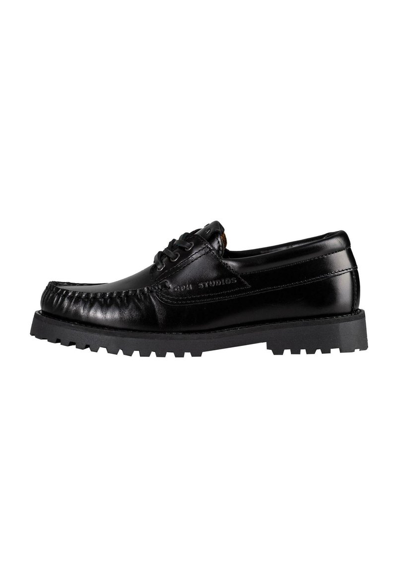 Scarpa in pelle nera con design moccasin, tomaia testurizzata, punta rotonda e suola in gomma spessa con battistrada decorato per una buona aderenza.