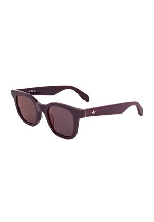 Occhiali da sole rettangolari viola scuro con montatura e aste spesse, lenti scure e piccolo logo Adidas sull'asta.