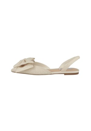 Beige litteä slingback-kenkä, jossa on teksturoidusta kankaasta valmistettu ja suuri kerroksellinen rusetti etuosassa.
