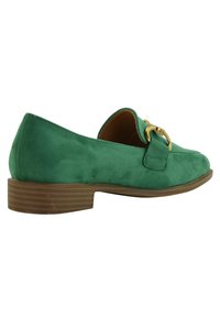 Gröna mocka loafers med rund tå, låg brun blockklack och detaljer i guldton på ovandelen. Slät textur.