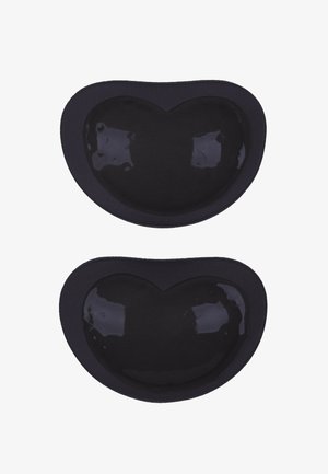 Čierne gélové podložky v tvare srdca s hladkým, lesklým povrchom sú umiestnené jedna nad druhou a majú mäkké látkové okraje pre pohodlie.